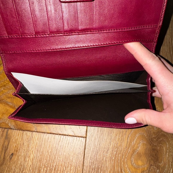 Excellent condition Gucci Burgundy Bow Flap Embossed Leather Wallet - Picture 4 of 7